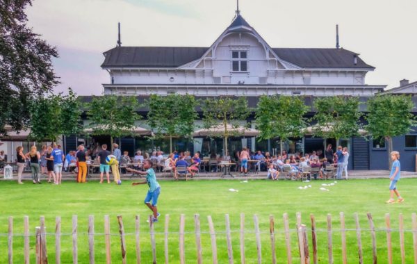 feest bij de Deventer Buitensociëteit & Bowling